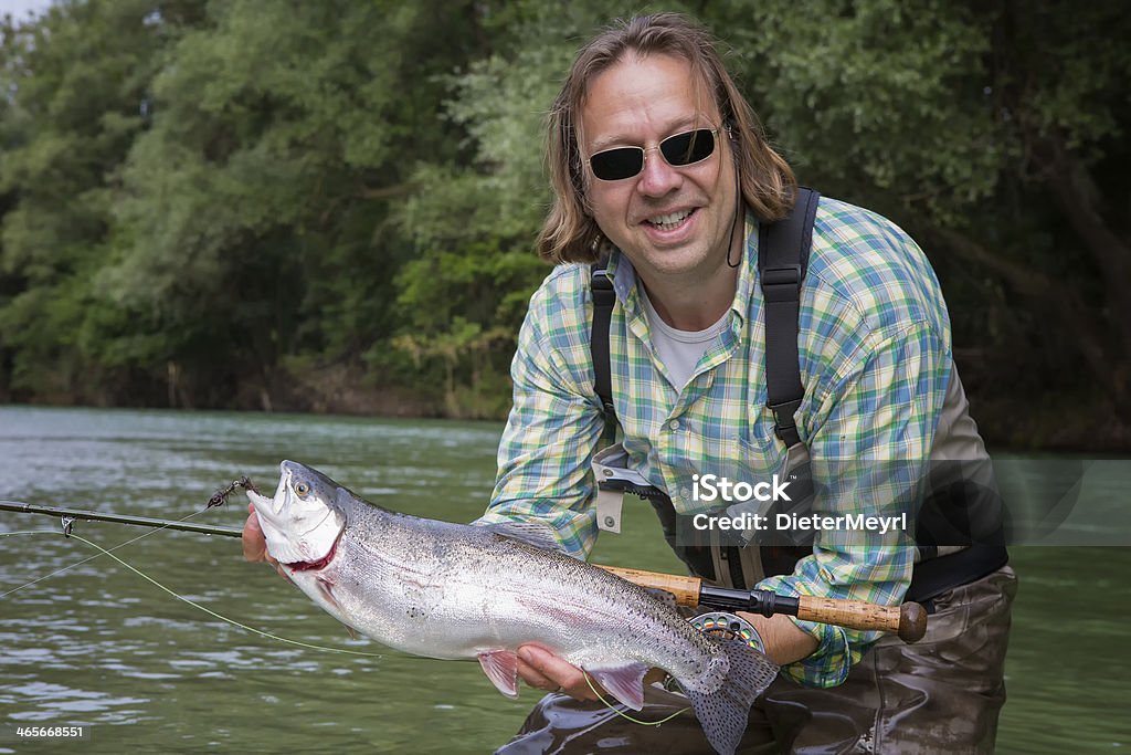 Flyfisherman 、ニジマスを - しずくのロイヤリティフリーストックフォト