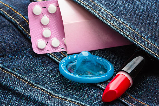 환약 콘돔, 립스틱 있는 데님 포켓. - contraceptive sex education birth control pill condom 뉴스 사진 이미지