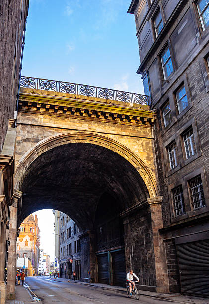 persone sulla cowgate a edimburgo, old town - tenament foto e immagini stock