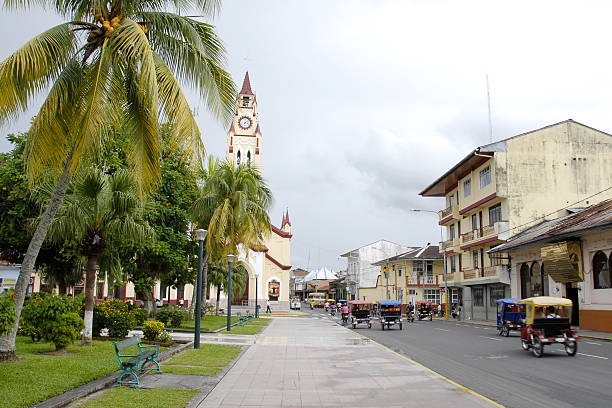 город трафик рядом с plaza de armas in iquitos, peru. - iquitos стоковые фото и изображения