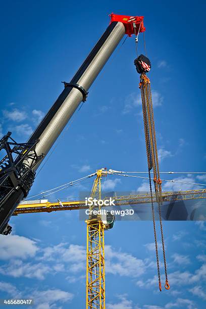 Cranes Auf Baustelle Stockfoto und mehr Bilder von Arbeiten - Arbeiten, Arbeitsstätten, Ausrüstung und Geräte