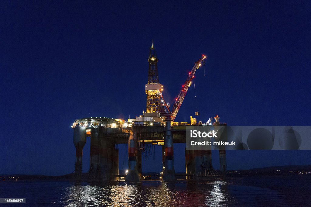 Impianto di perforazione petrolifera piattaforma di barche in mare - Foto stock royalty-free di Piattaforma offshore