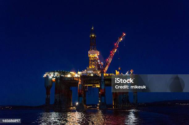 Foto de Plataforma De Estação Petrolífera Pontão No Mar e mais fotos de stock de Plataforma Marítima - Plataforma Marítima, Noite, Mar do Norte