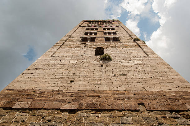 blick von unten eines mittelalterlichen italienisch tower bell - italy bell tower built structure building exterior stock-fotos und bilder