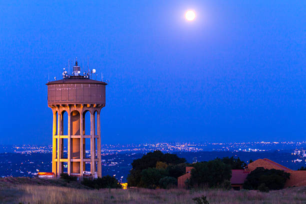 lua cheia no northcliff hill, tower, em joanesburgo - factory night skyline sky - fotografias e filmes do acervo