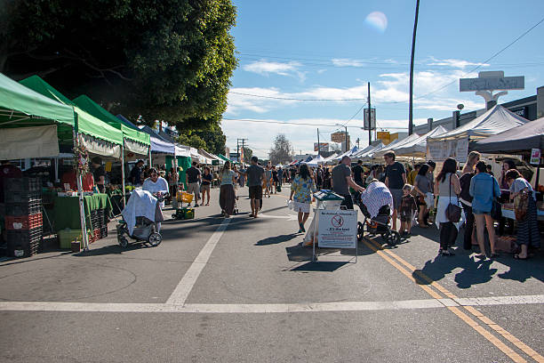 crowded farmers market - straatverkoper stockfoto's en -beelden