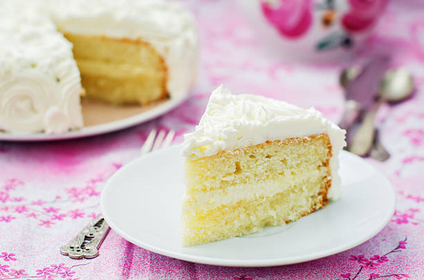 gâteau avec crème à la vanille en forme de roses - part de gâteau photos et images de collection