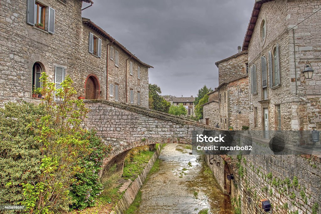 Fiume nel centro storico di Gubbio, Umbria, Italia - Foto stock royalty-free di Ambientazione esterna