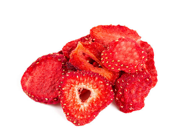 desidratados fatias morangos isolado a branco - strawberry portion fruit ripe imagens e fotografias de stock