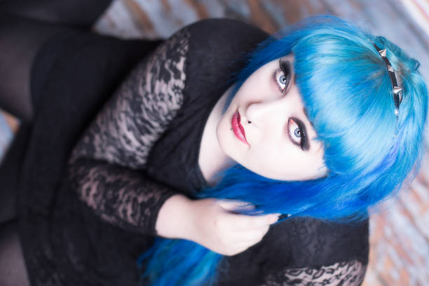 junges mädchen mit blauen haaren und piercings - pierced punk goth teenager stock-fotos und bilder