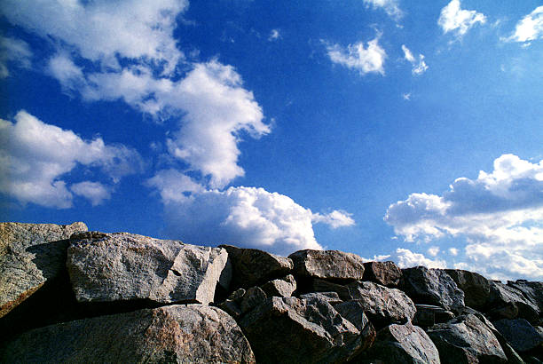 cielo e seawall - sea defence concrete foto e immagini stock