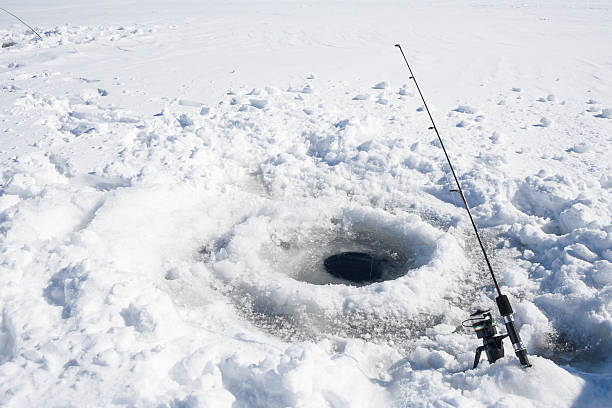 pêche sous la glace trou - ice fishing photos et images de collection