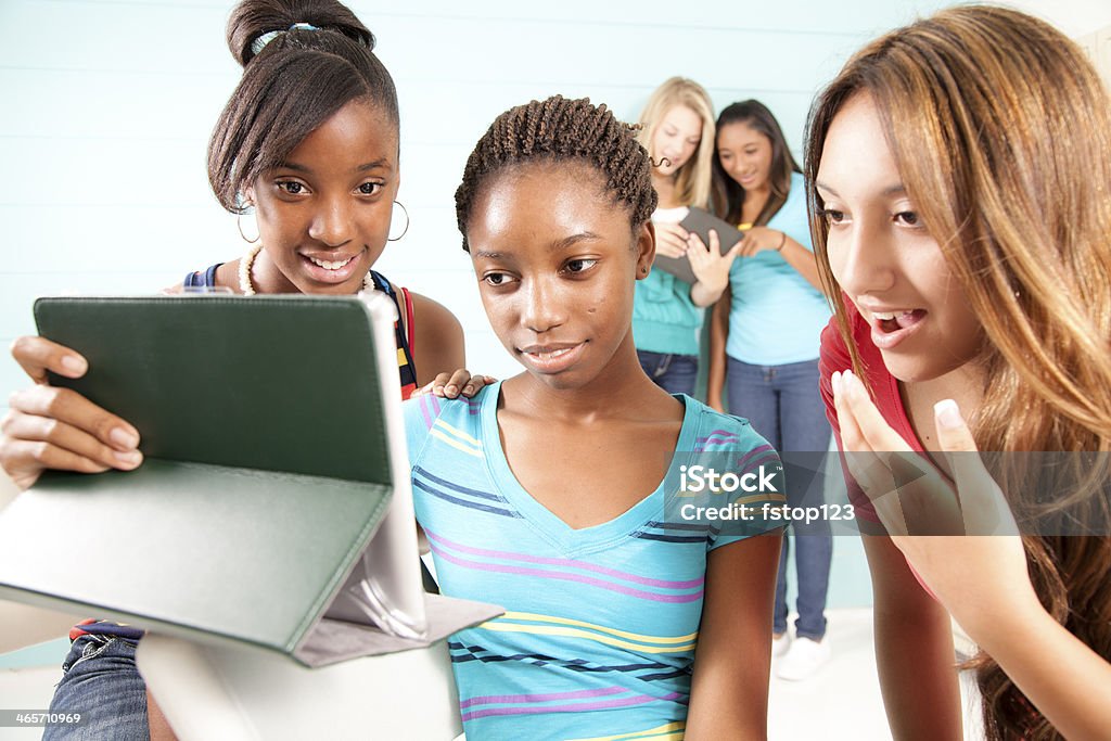 Teenager mit tablet PC, Internet-bully classmate.  Internet, social media. - Lizenzfrei 16-17 Jahre Stock-Foto