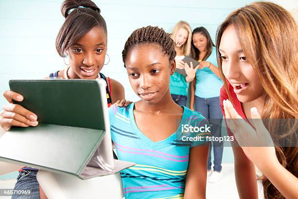 Teenager Mit Tablet Pc Internetbully Classmate Internet Social Media Stockfoto und mehr Bilder von 16-17 Jahre