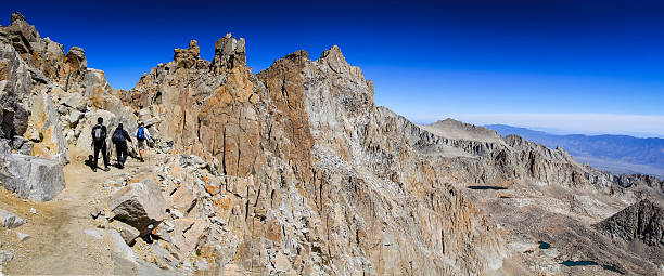 ホイットニー山に登るハイキング - ホイットニー山 ストックフォトと画像
