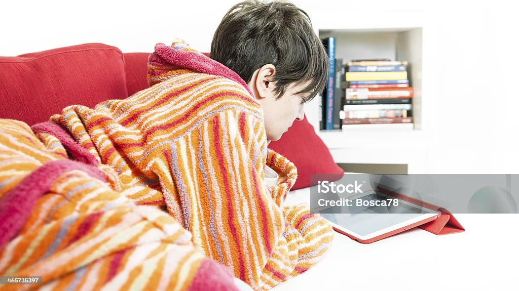 Jovem mulher usando computador tablet em casa-imagem Stock - Foto de stock de Aconchegante royalty-free