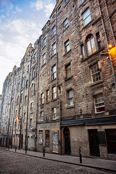 tall tenament alloggiamento a edimburgo, old town - tenament foto e immagini stock