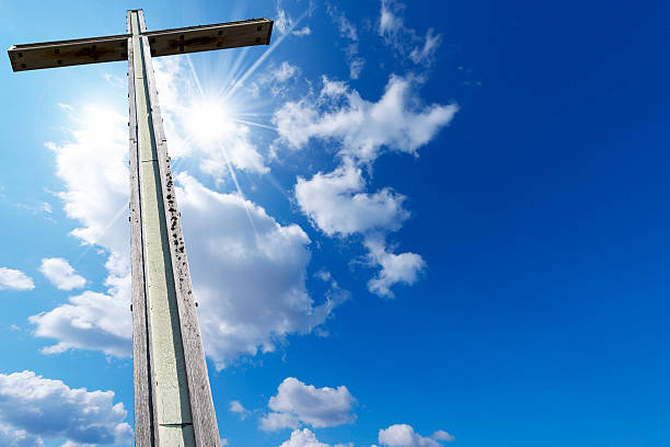cruz contra o céu azul - confession booth church forgiveness wood - fotografias e filmes do acervo