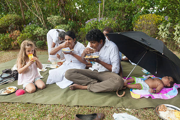 人々の昼食には、寺院の公園です。 - parasol umbrella asian ethnicity asian culture ストックフォトと画像