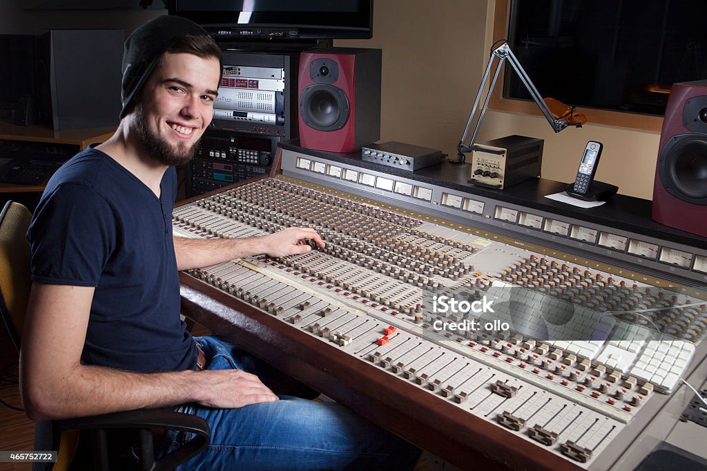 Hombre ingeniero de sonido con un estudio de mezcla escritorio - Foto de stock de Ingeniero libre de derechos