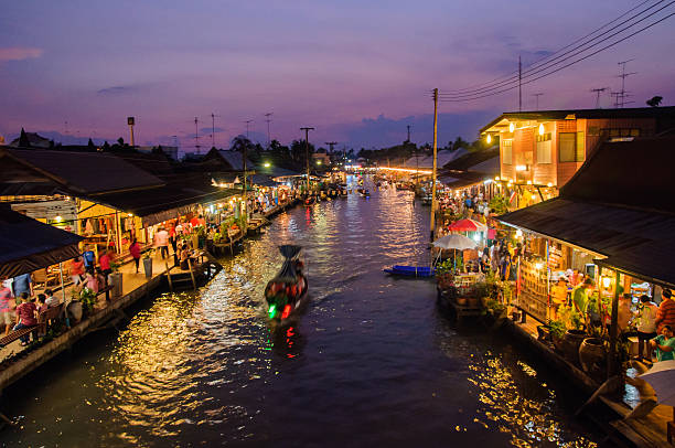 Vida noturna Mercado Flutuante Amphawa - fotografia de stock