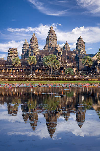 angkor wat templo en camboya - cambodia khmer architecture outdoors fotografías e imágenes de stock