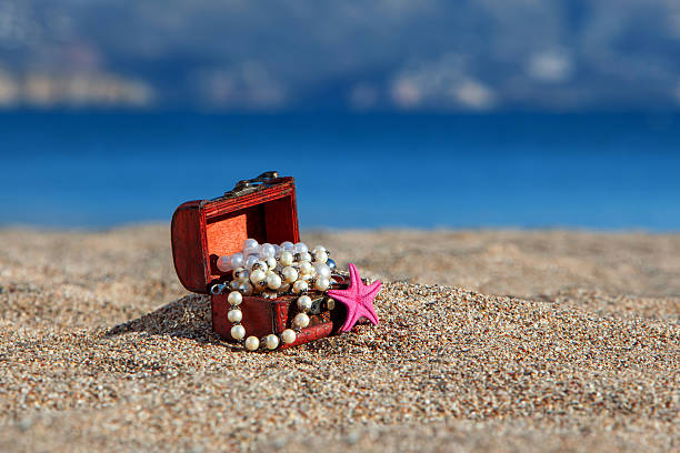 décoration de la poitrine avec bijoux et étoile de mer sur la plage - bijoutry photos et images de collection