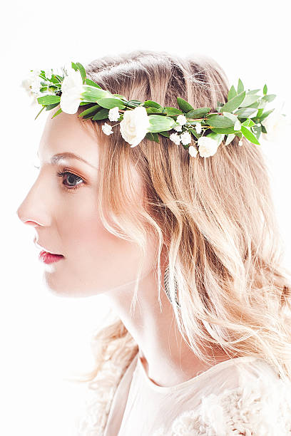 bellissima giovane donna con corona di fiori tra i capelli - profile photo flash foto e immagini stock