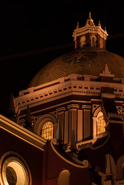 крупным планом на ночь огни на собор в пуэбла, мексика - rose window leaded glass window chapel стоковые фото и изображения