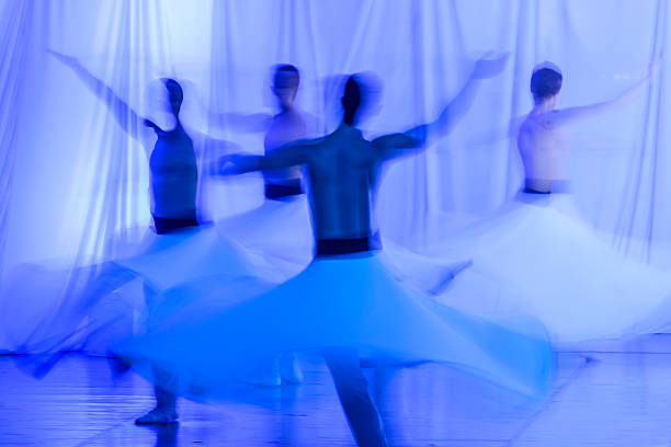 grupo de dançarinos de executar no palco - modern dancing imagens e fotografias de stock