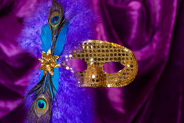 祝日： マルディグラのマスクを施します。 フェザーズ、スパンコール。 - carnival mardi gras mask peacock ストックフォトと画像