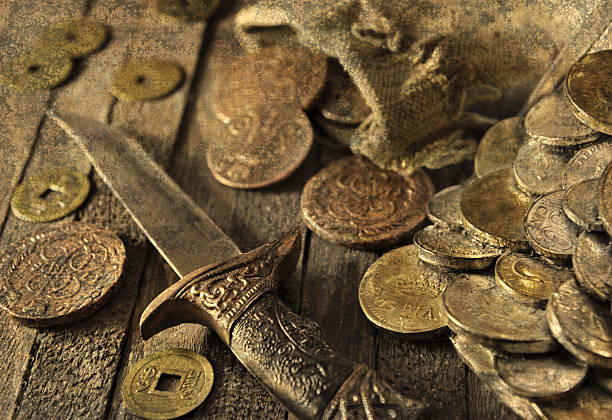 retro stilleben mit dolch und alten münzen - zeitdieb fotos stock-fotos und bilder