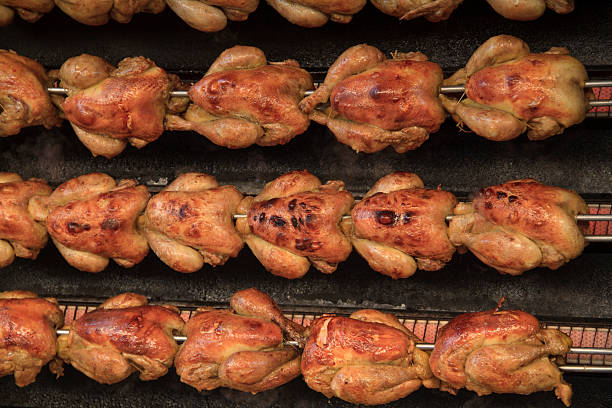 poulets sur la rôtissoire - rotisserie chicken barbecue grill food photos et images de collection