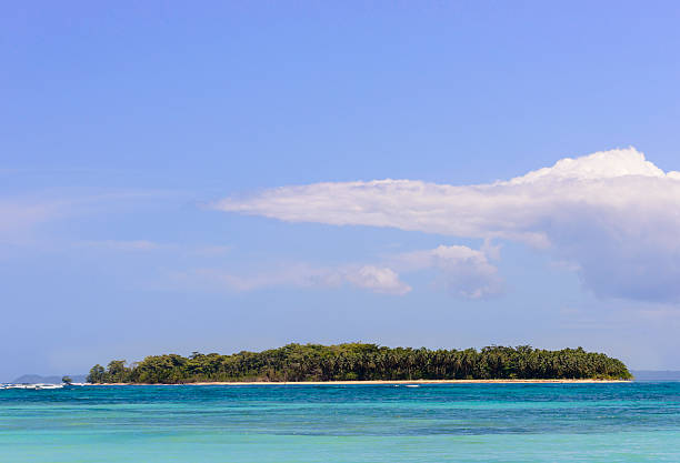 istock XXXL: Tropical island in turquoise sea 465825656