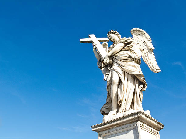 angel, con cruce el puente de sant'angelo, roma - aelian bridge fotografías e imágenes de stock
