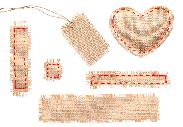 sackcloth forma de corazón en la etiqueta con etiqueta de conexión objeto puntos costura - textile burlap sewing patch fotografías e imágenes de stock