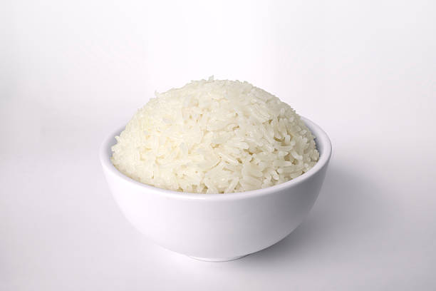 schüssel mit reis - brown rice cooked rice steamed stock-fotos und bilder