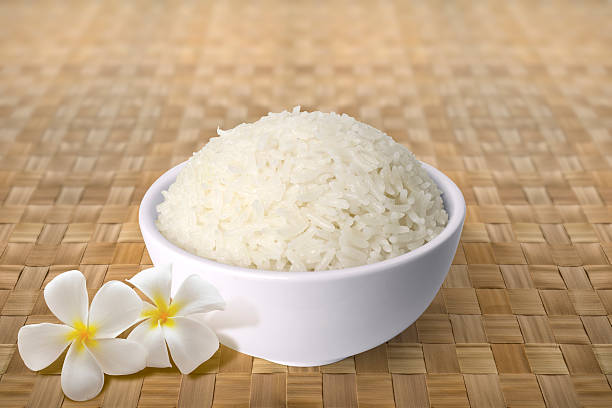 tazón de arroz preparados con frangipani mantelito de paja - brown rice cooked rice steamed fotografías e imágenes de stock