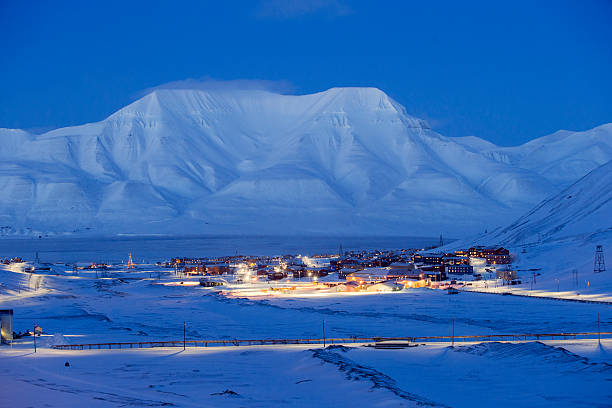 サンタクロースの街 - svalbard islands ストックフォトと画像