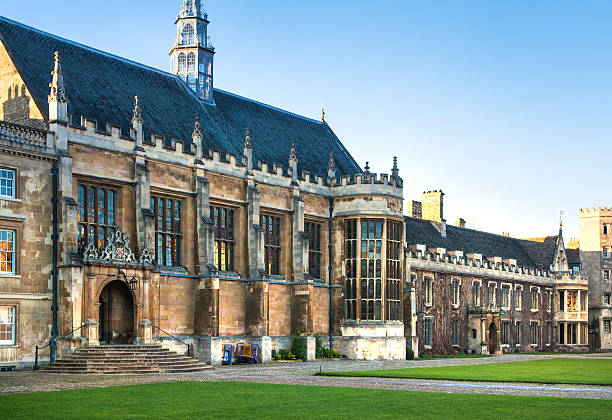 trinity college, old student corpus, cambridge - university courtyard uk cambridge fotografías e imágenes de stock