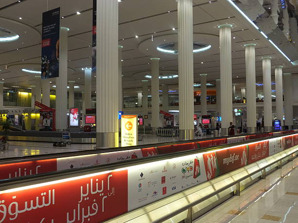 la versione più recente del terminal 3 (emirati arabi uniti) presso l'aeroporto internazionale di dubai, emirati arabi uniti - dubai united arab emirates airport indoors foto e immagini stock