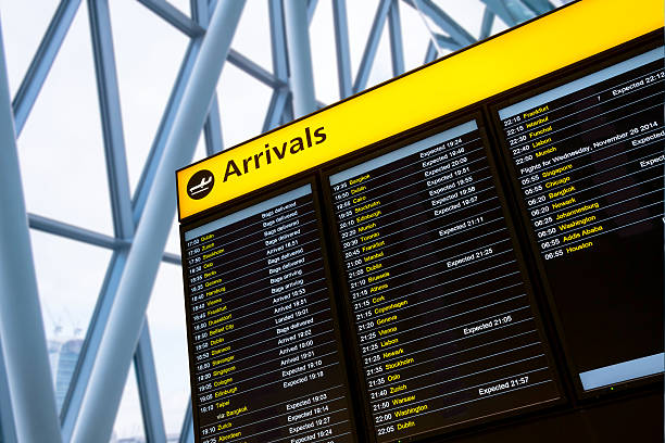チェックイン時に、空港の到着出発&情報サインボード - 発着案内板 ストックフォトと画像