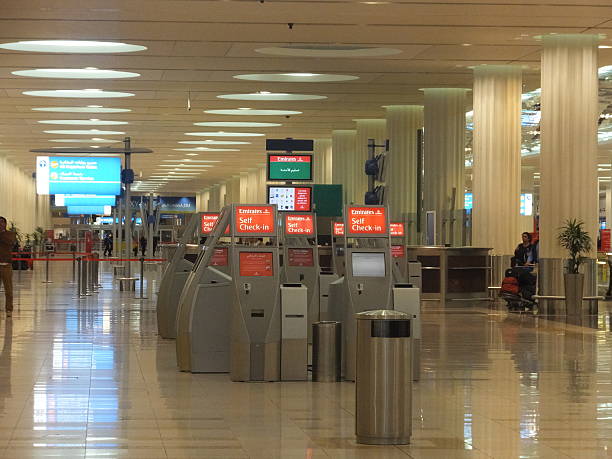 la versione più recente del terminal 3 (emirati arabi uniti) presso l'aeroporto internazionale di dubai, emirati arabi uniti - dubai united arab emirates airport indoors foto e immagini stock