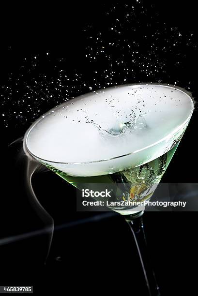 Azeitona Salpicos De Martini Cocktail - Fotografias de stock e mais imagens de Bar - Local de entretenimento - Bar - Local de entretenimento, Beber, Bebida