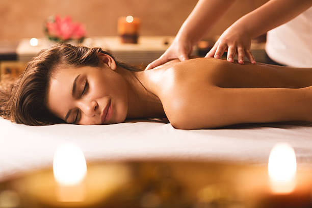 massage im spa. - wellness kerzen stock-fotos und bilder