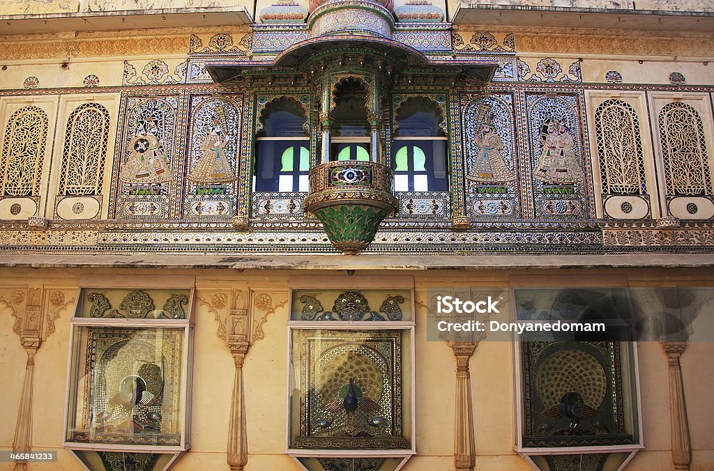 Pared decoración de Peacock Square, el City Palace de Udaipur, complejo, - Foto de stock de Amarillo - Color libre de derechos