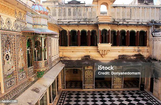 Pavone Square Palazzo Di Città Complesso India Udaipur - Fotografie stock e altre immagini di Ambientazione esterna