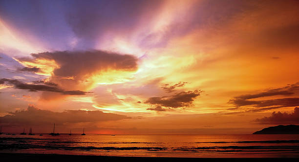 美しい夕暮れのビーチでコスタリカ - costa rican sunset ストックフォトと画像