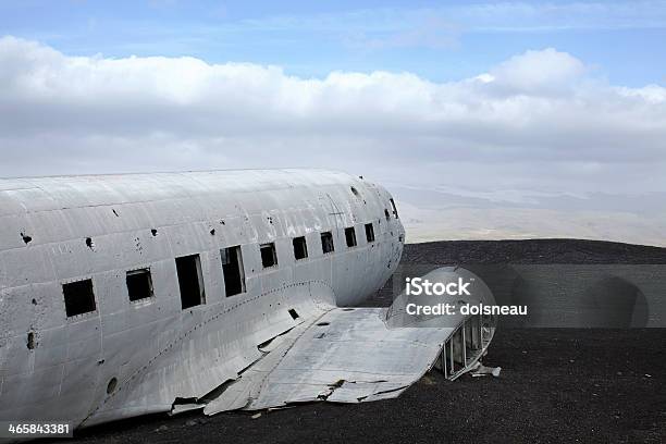 Wrak Kadłub Samolotu I Czarny Piaseksolheimasandur Islandia Płaszczyzny Ruina - zdjęcia stockowe i więcej obrazów Bez ludzi