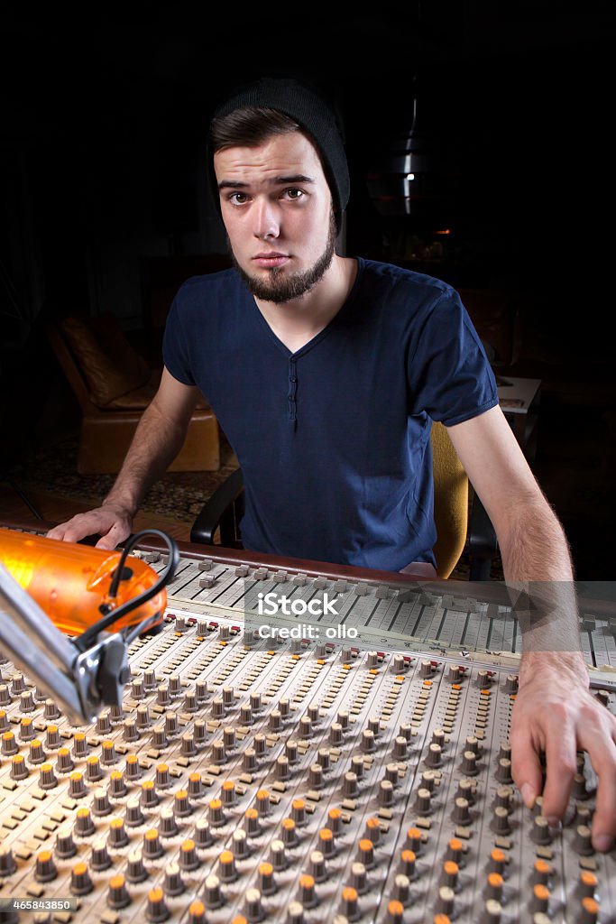 Hombre ingeniero de sonido con un estudio de mezcla escritorio - Foto de stock de Estudio de grabación libre de derechos